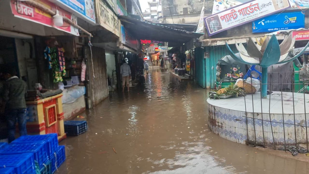 সামান্য বৃষ্টিতেই রাস্তায় হাঁটু পানি : চরম ভোগান্তিতে ঈদগাঁওবাসী!