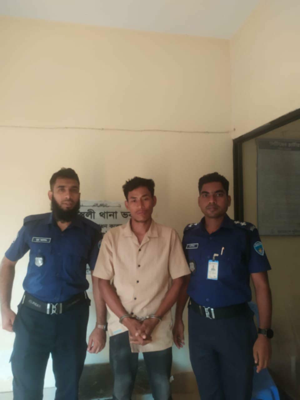 মহানবী হযরত মুহাম্মদ (সা.) কে নিয়ে কটূক্তি ও কুরুচিপূর্ণ লেখা সামাজিক যোগা‌যোগ মাধ্যম দেওয়ায়, যুবক গ্রেফতার ১