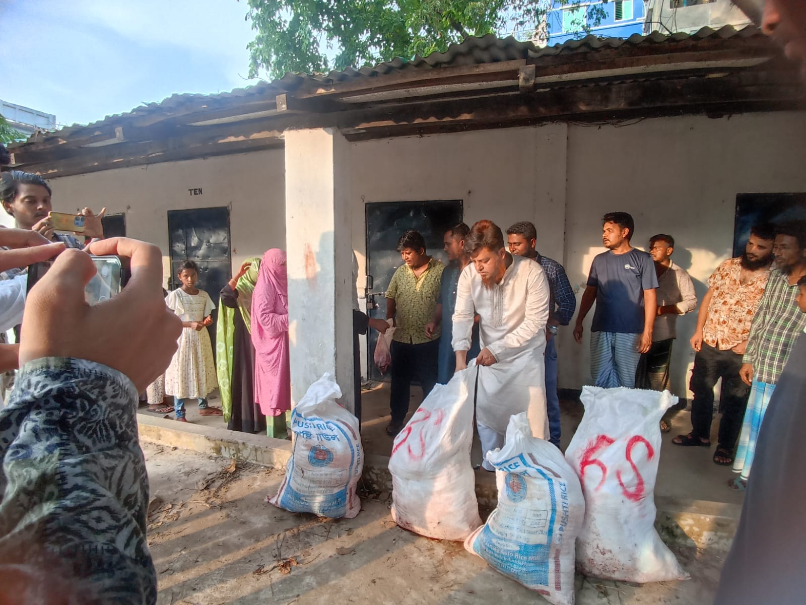 কক্সবাজার কৃষক দলের আহবায়ক জনাব এস এম গিয়াস উদ্দিন আফসেল এর  উদ্যোগে কোরবানির গোস্ত বিতরণ
